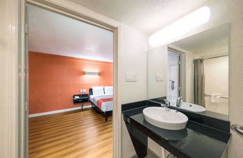 Farmers Branch Hotel | Motel 6 Dallas, TX - Farmers Branch