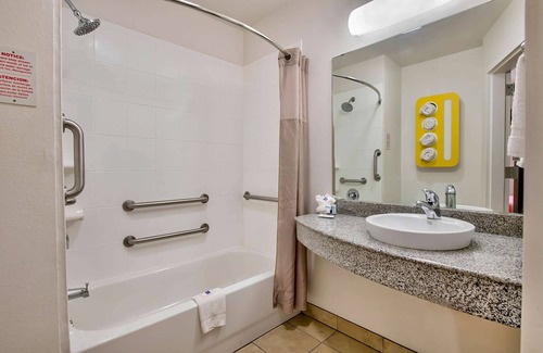 Eagle Pass Hotel | Motel 6 Eagle Pass, TX - Lakeside