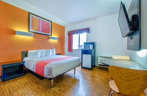 Eagle Pass Hotel | Motel 6 Eagle Pass, TX - Lakeside