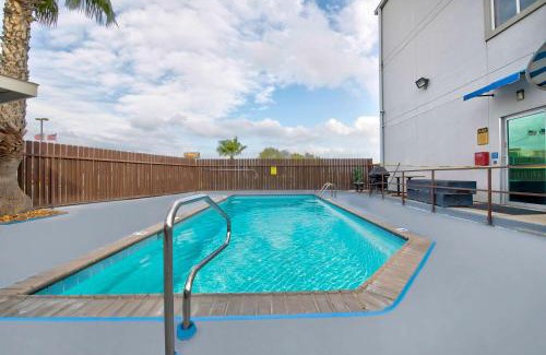 Eagle Pass Hotel | Motel 6-Eagle Pass, TX - Lakeside
