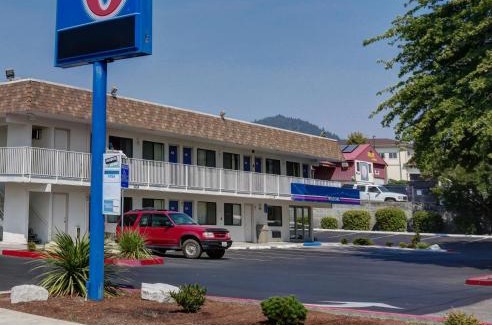 Grants Pass Hotel | Motel 6-Grants Pass, OR