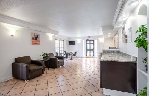 Hazelwood Hotel | Motel 6 Hazelwood, MO