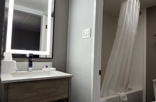 Hazelwood Hotel | Motel 6 Hazelwood, MO