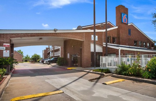Brookhollow Hotel | Motel 6-Houston, TX - Brookhollow