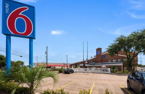 Brookhollow Hotel | Motel 6-Houston, TX - Brookhollow