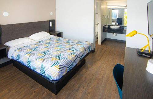 Lantana Hotel | Motel 6-Lantana West Palm Beach, FL