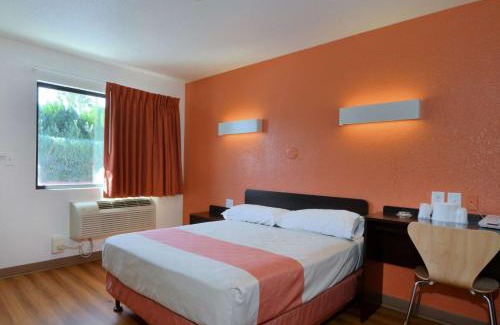 Bonanza Hotel | Motel 6-Laredo, TX - South