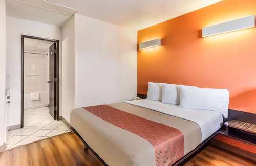 South Lethbridge Hotel | Motel 6 Lethbridge, AB