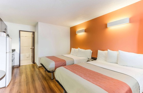 South Lethbridge Hotel | Motel 6 Lethbridge, AB