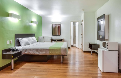 Longview Hotel | Motel 6 Longview, TX - North