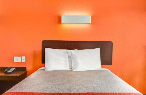 Moultrie Hotel | Motel 6-Moultrie, GA