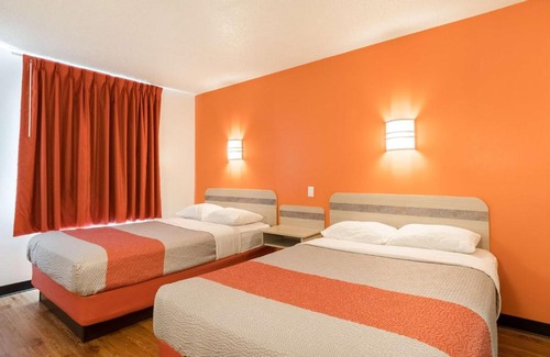 Newport Hotel | Motel 6-Newport, TN