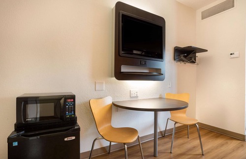 Florida Center Hotel | Motel 6 Orlando, FL - International Dr