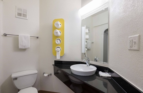 Florida Center Hotel | Motel 6 Orlando, FL - International Dr