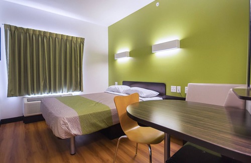 Roseland Hotel | Motel 6 South Bend, IN - Mishawaka