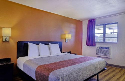 Sullivan Hotel | Motel 6 Sullivan MO