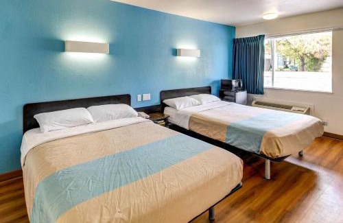 Lacy-Lakeview Hotel | Motel 6 Waco - Lacy Lakeview