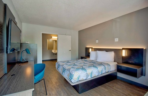 Warren Hotel | Motel 6 Warren, MI - Detroit East