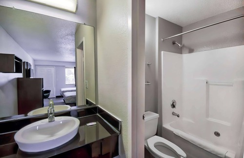 Warren Hotel | Motel 6 Warren, MI - Detroit East