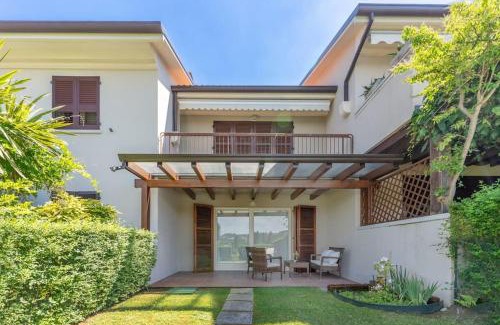 Monte Apartment | Mother of Pearl House with Lake View Pool