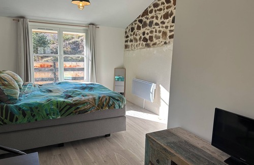 Viverols Bed & Breakfast | Moulin des Comtes, spacious guest room with all comforts in a peaceful setting