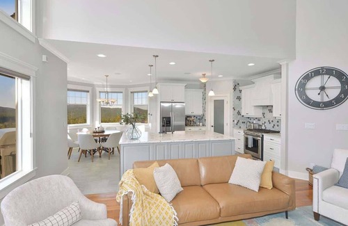 Bear Mountain Resort House | Mount Finlayson View Villa