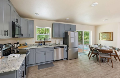 Paradise Estates Cabin | Mount Rainier 3 Bedroom Modern Cabin with Hot Tub