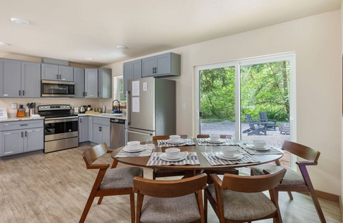 Paradise Estates Cabin | Mount Rainier 3 Bedroom Modern Cabin with Hot Tub