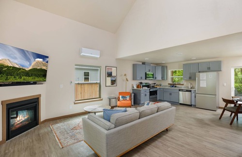 Paradise Estates Cabin | Mount Rainier 3 Bedroom Modern Cabin with Hot Tub