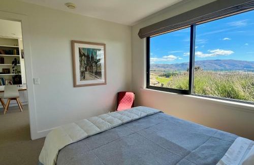 Alexandra Apartment | Mountain and river view retreat