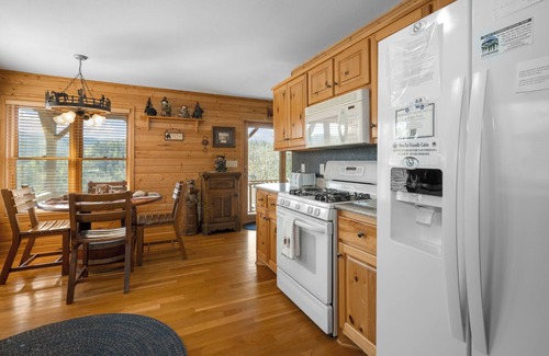 Ferguson Cabin | Mountain Cabin, Screen Porch, Hot Tub, Jacuzzi Tub, WiFi