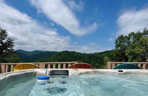 Ferguson Cabin | Mountain Cabin, Screen Porch, Hot Tub, Jacuzzi Tub, WiFi