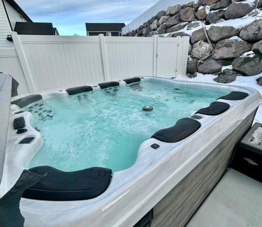 Draper Villa | Mountain-Clad Hot Tub Retreat