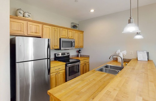 Willow Grove Condo | Mountain Condo by the River & Town w/Shared Hot Tub, Private Balcony, & WiFi