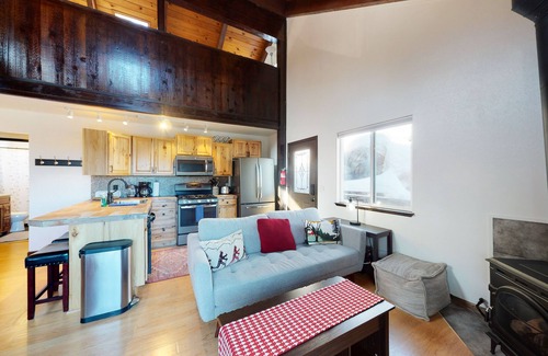 Tahoe Village Condo | Mountain condo near slopes with fireplace & high-speed WiFi, sleeps 6