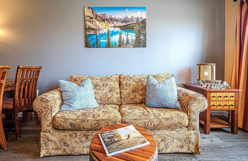 Vernon House | Mountain Creek Lovely 1 Bedroom/Pool/Jacuzzi/King Bed/Ski In/Out