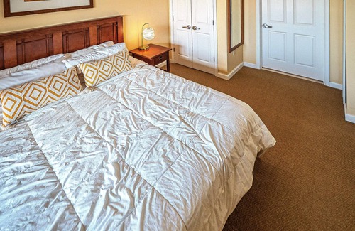 Vernon House | Mountain Creek Lovely 1 Bedroom/Pool/Jacuzzi/King Bed/Ski In/Out