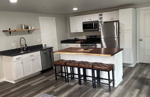 Rogue River Apartment | Mountain creekside retreat Unit A