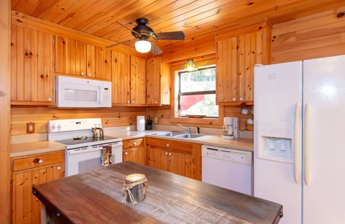 Blairsville Cabin | Mountain Forest Cabin w/Therapeutic SPA Jacuzzi/Pool table/Gameroom Lic #033262
