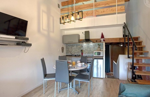 Chalmazel-Jeansagniere Apartment | Mountain Triplex with Sauna and Balcony, Ski Slope View