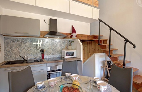 Chalmazel-Jeansagniere Apartment | Mountain Triplex with Sauna and Balcony, Ski Slope View