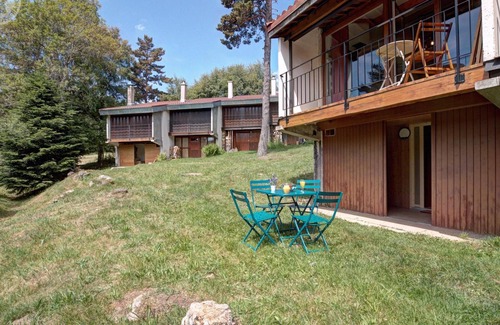 Chalmazel-Jeansagniere Apartment | Mountain Triplex with Sauna and Balcony, Ski Slope View