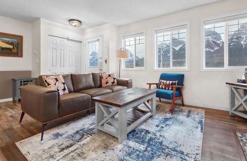 Harvie Heights House | Mountain Gate - Pet Friendly 2BR w Mountain Views and open hot tub