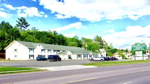 Iron Mountain Hotel | Mountain Host Motor Inn