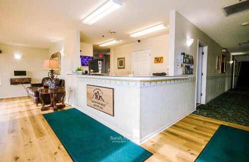 Iron Mountain Hotel | Mountain Host Motor Inn