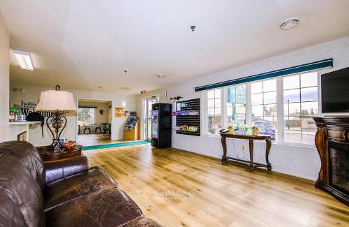 Iron Mountain Hotel | Mountain Host Motor Inn