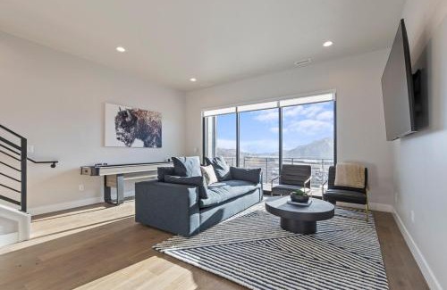 Hideout House | Mountain House PC, Snowy Lake Views Private Hot Tub, New Build, Jordanelle Lake!