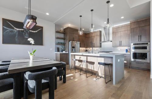Hideout House | Mountain House PC, Snowy Lake Views Private Hot Tub, New Build, Jordanelle Lake!