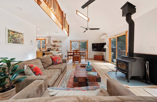 Jewett House | Mountain house with Scandinavian BBQ hut and Hot tub