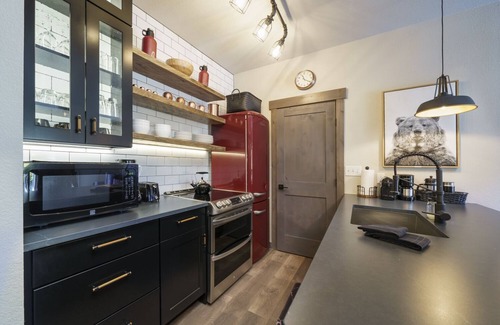 Coyne Placer Valley Condo | Mountain-Industrial Getaway - Close to Town! Easy shuttle access
